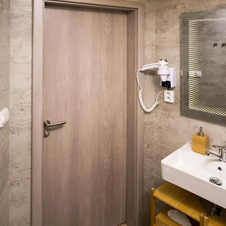 Flying Bed Apartment Close To Prague Castle And Airport Exterior foto