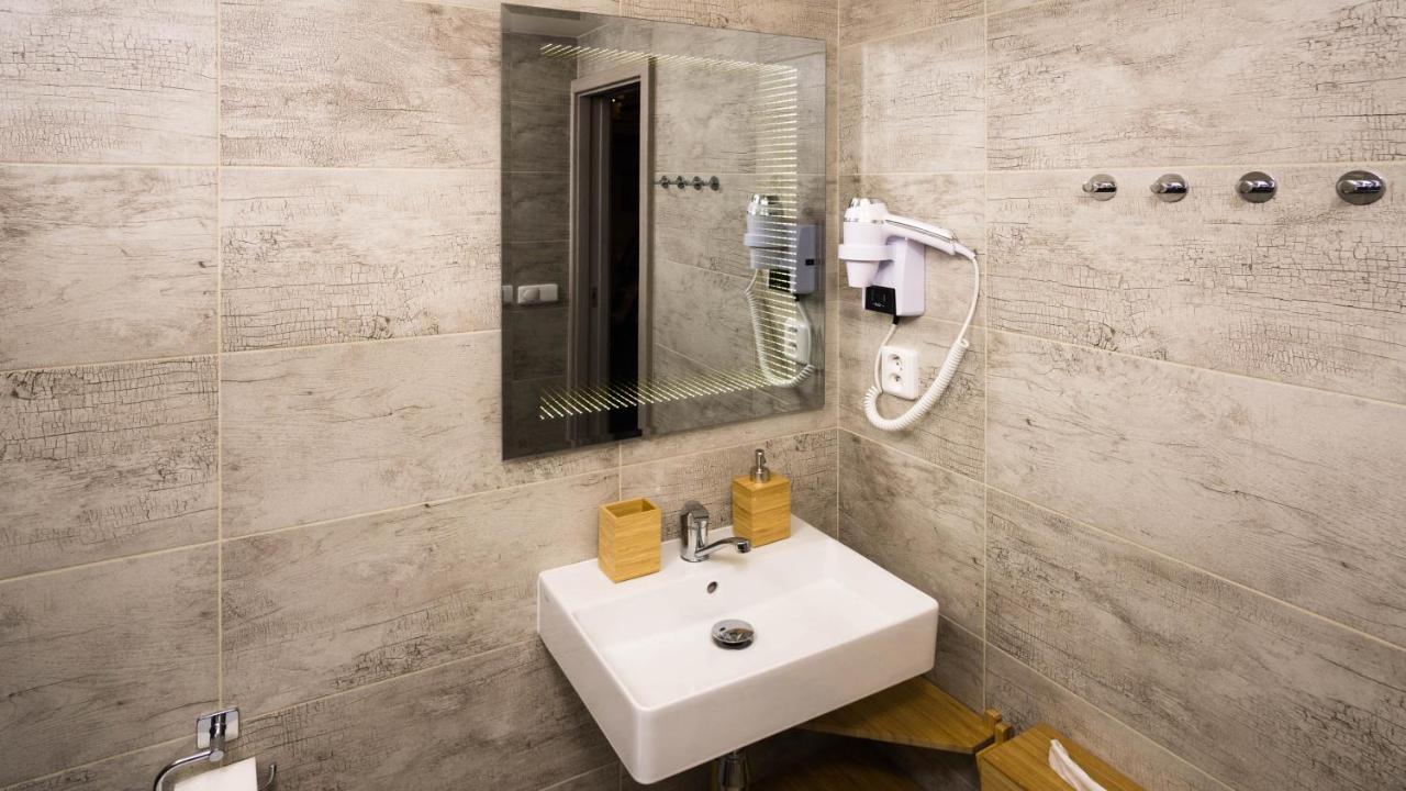 Apartment Flying Bed Apartment Close To Prague Castle And Airport *